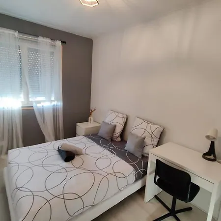 Meuble F4 Centre Proche Gare Sncf, Stade Rugby, Jaude,