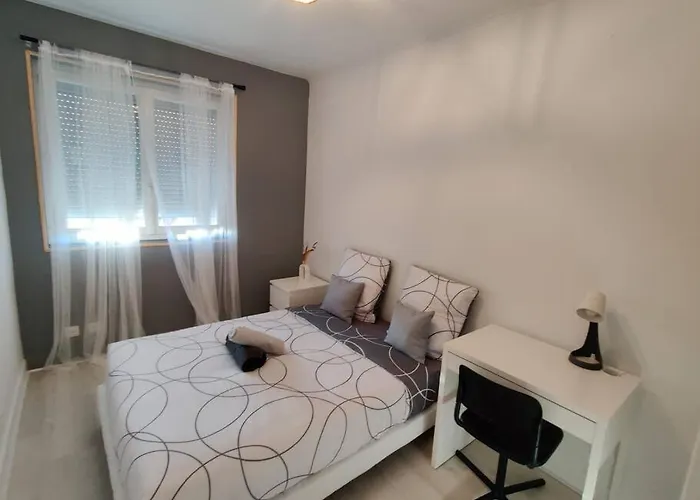 Meuble F4 Centre Proche Gare Sncf, Stade Rugby, Jaude,